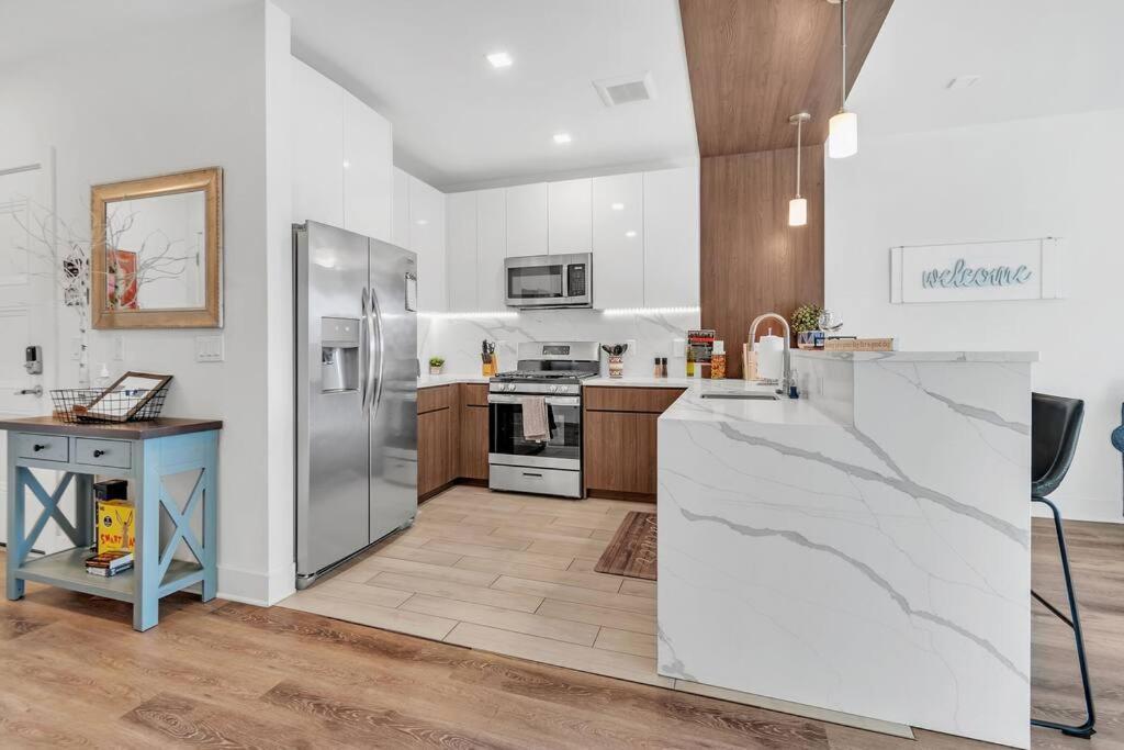 2 Bedroom 1 Bathroom Free Parking Dwntwn Apartment