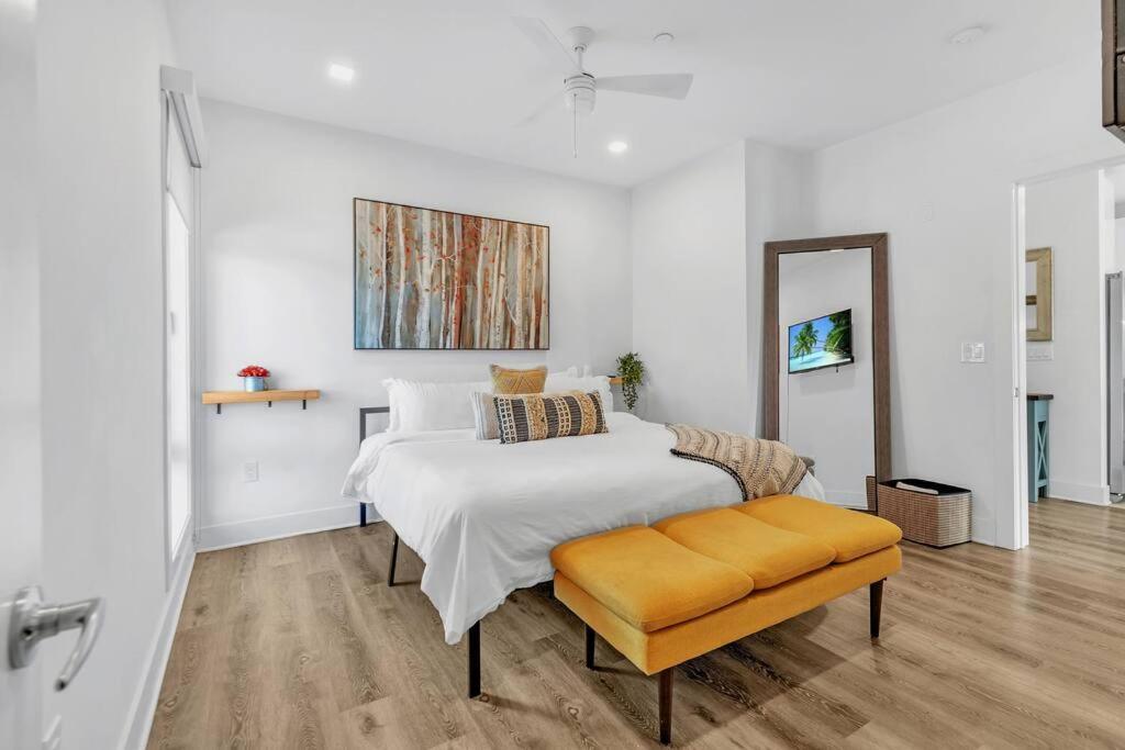 2 Bedroom 1 Bathroom Free Parking Dwntwn *