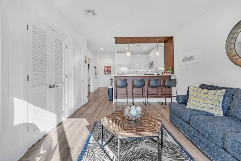 2 Bedroom 1 Bathroom Free Parking Dwntwn *