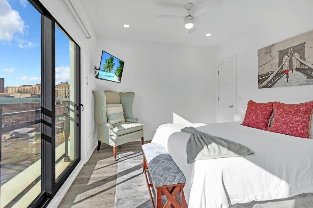 2 Bedroom 1 Bathroom Free Parking Dwntwn