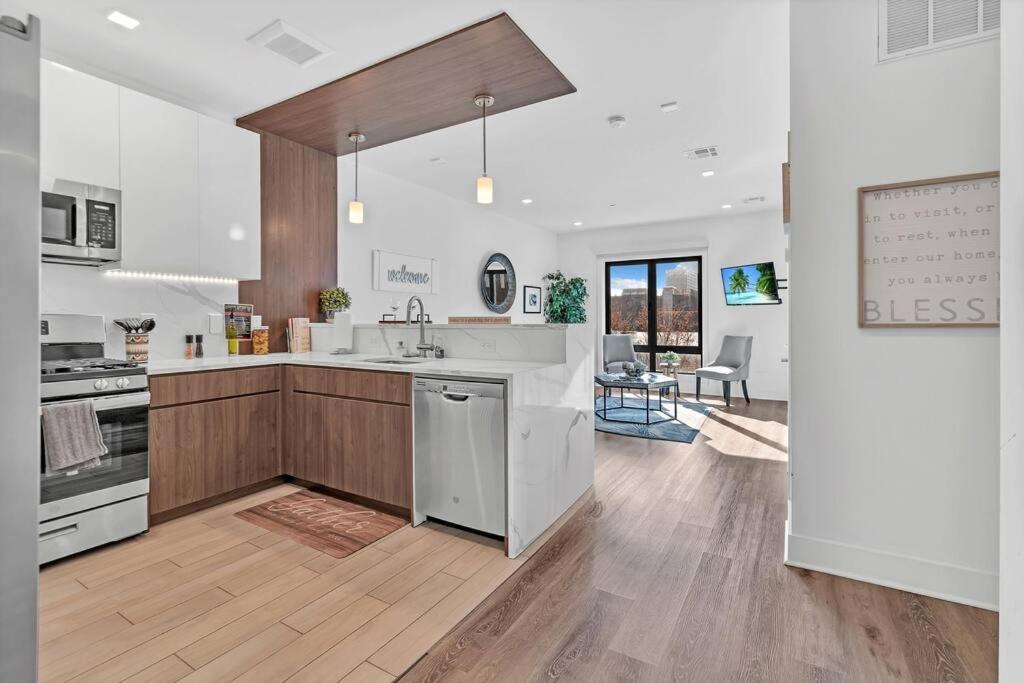 2 Bedroom 1 Bathroom Free Parking Dwntwn *