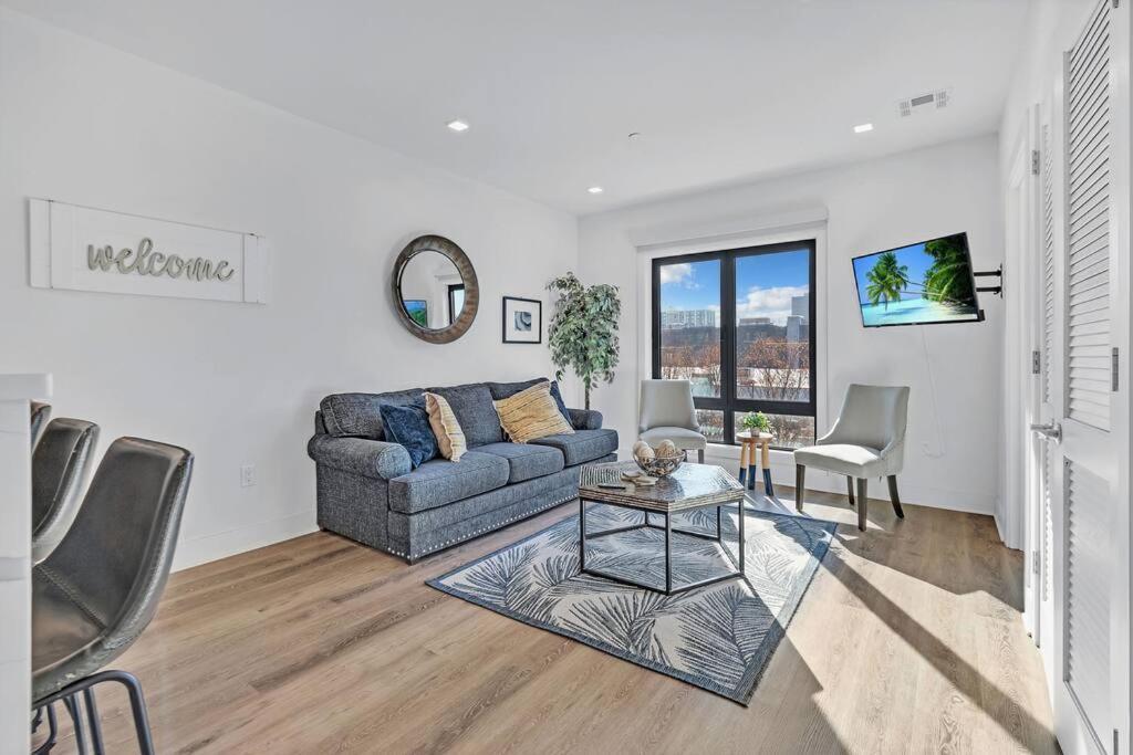2 Bedroom 1 Bathroom Free Parking Dwntwn Apartment