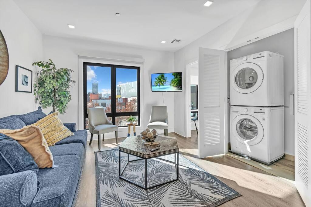 2 Bedroom 1 Bathroom Free Parking Dwntwn *
